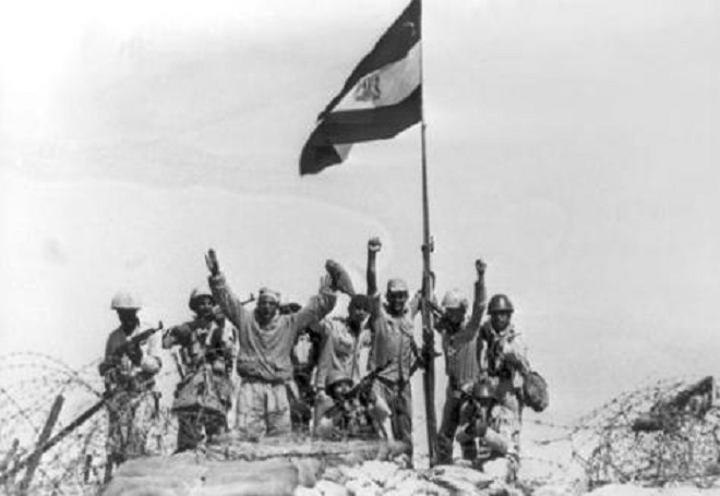 Egyptian Troops rising The Egyptian Flag on Sinai